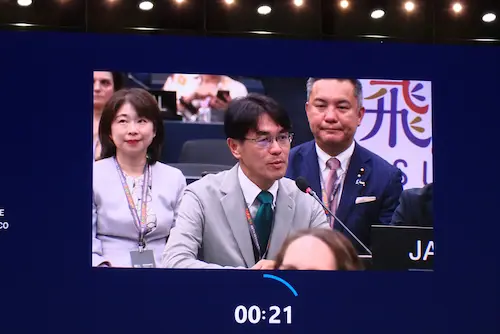 世界遺産委員会でスピーチする山下奈良県知事